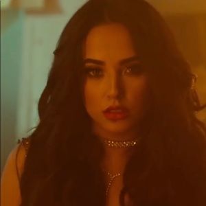 Meet your Posher, Claudia